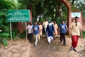 Sadhguru interacts with Local farmers on the way to Pondicherry